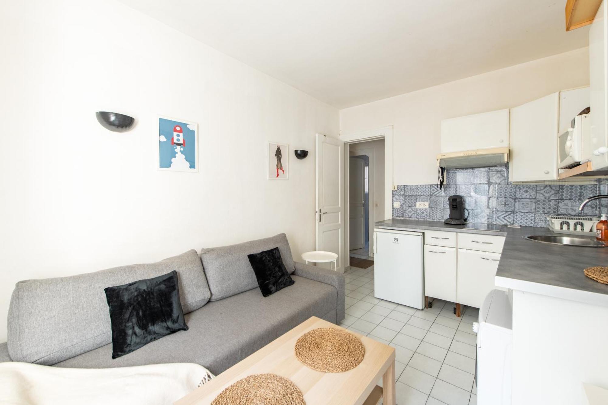 1 Bedroom Ideally Located Only 1 Minute To The Metro In Montmartre Neighbourhood Apartment