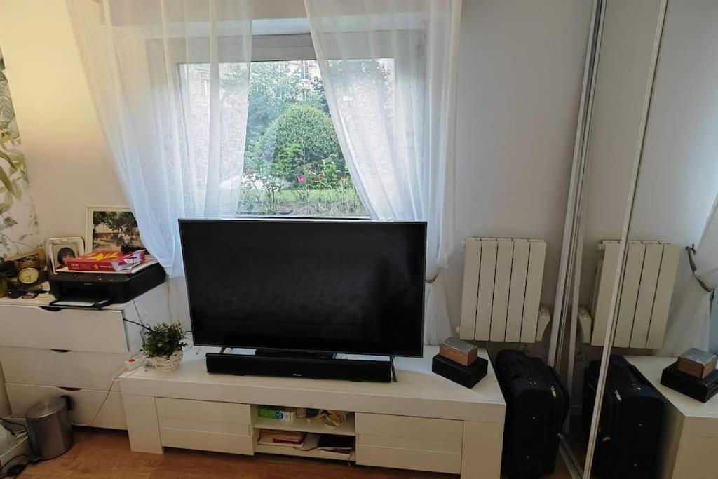 Appartement T2 Meuble 1 Er Etage Dans Un Quartier Calme A 17 *
