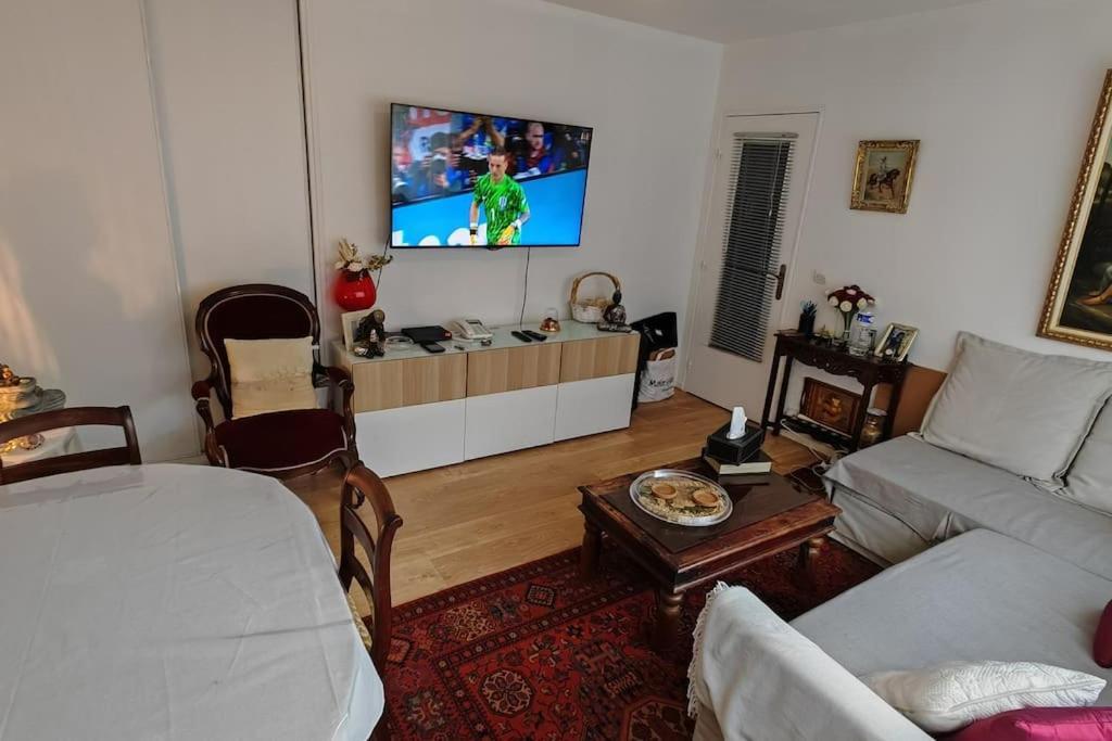 Appartement T2 Meuble 1 Er Etage Dans Un Quartier Calme A 17 Paris