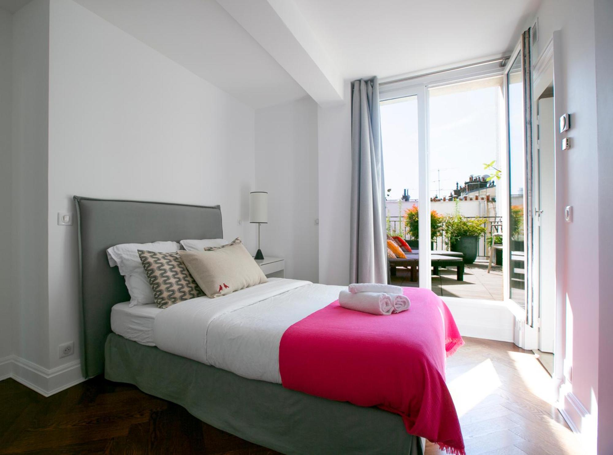 Magnificient 2 Bedrooms With Terrace Next To Champs-elysees - Pc62b Appartement