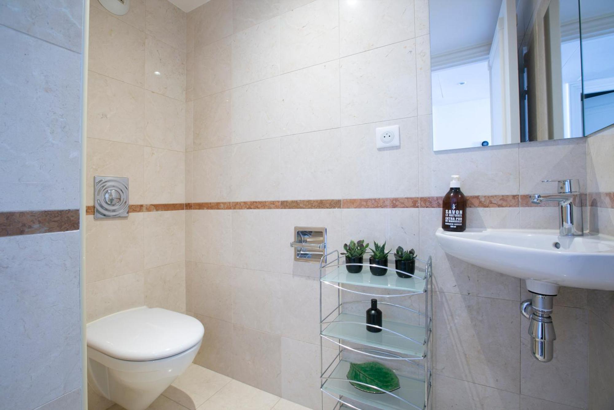 Magnificient 2 Bedrooms With Terrace Next To Champs-elysees - Pc62b Appartement *