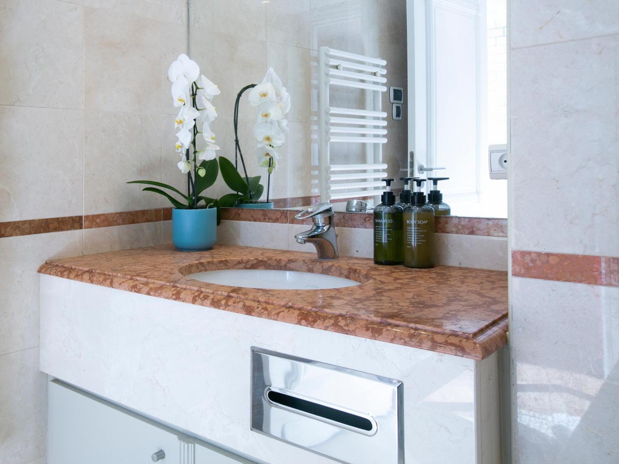 Magnificient 2 Bedrooms With Terrace Next To Champs-elysees - Pc62b Appartement