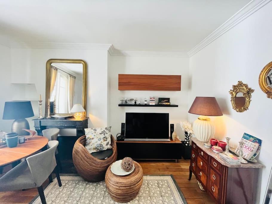 Beautiful & Central Near Champs-elysees Paris