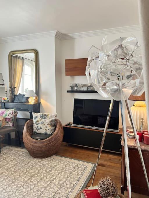 Beautiful & Central Near Champs-elysees Apartment