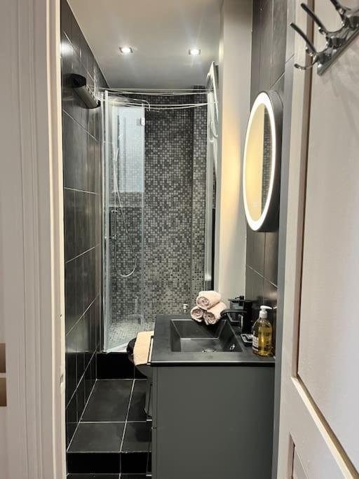 Apartment Beautiful & Central Near Champs-elysees Paris
