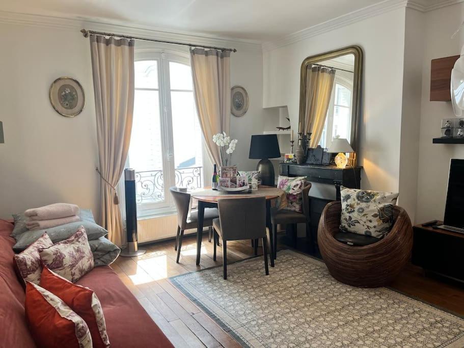 Beautiful & Central Near Champs-elysees Apartment Paris