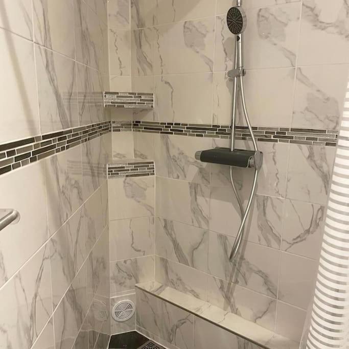 85m2 Center Republique 2 Br-4p Apartment