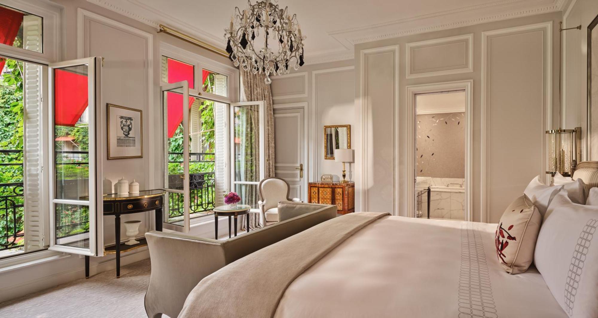 Plaza Athenee - Dorchester Collection Hotel
