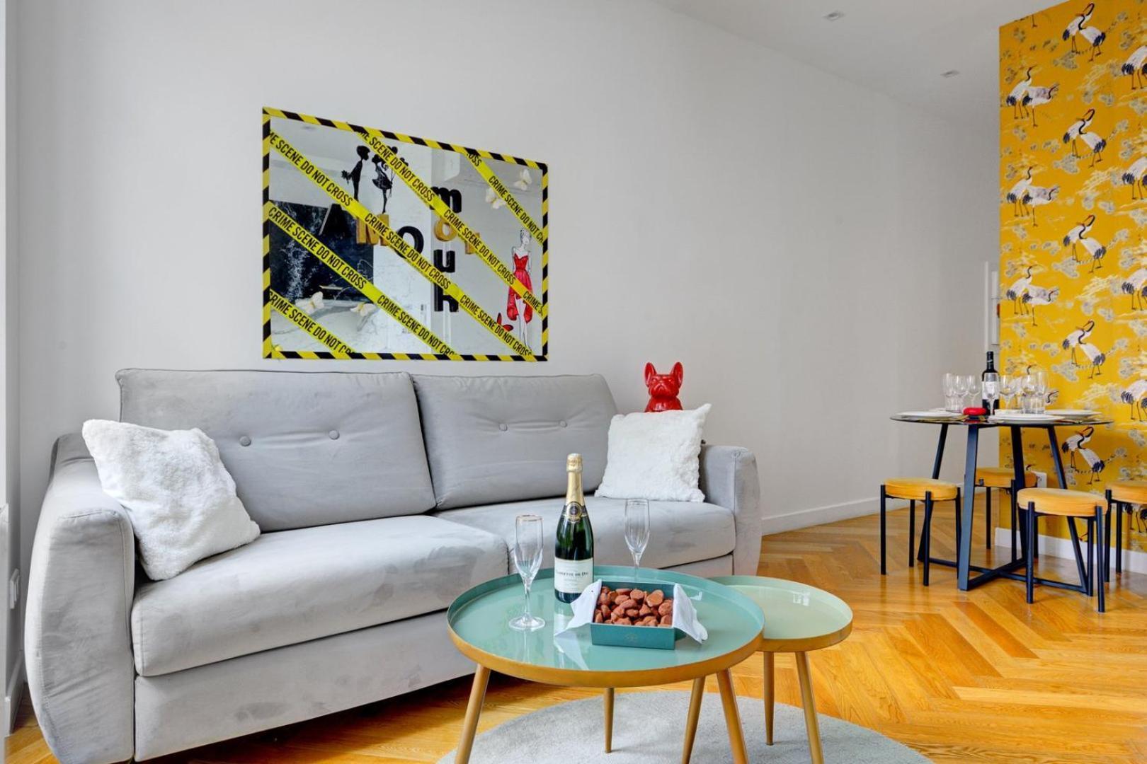 210 Chanel - Superb In Apartment