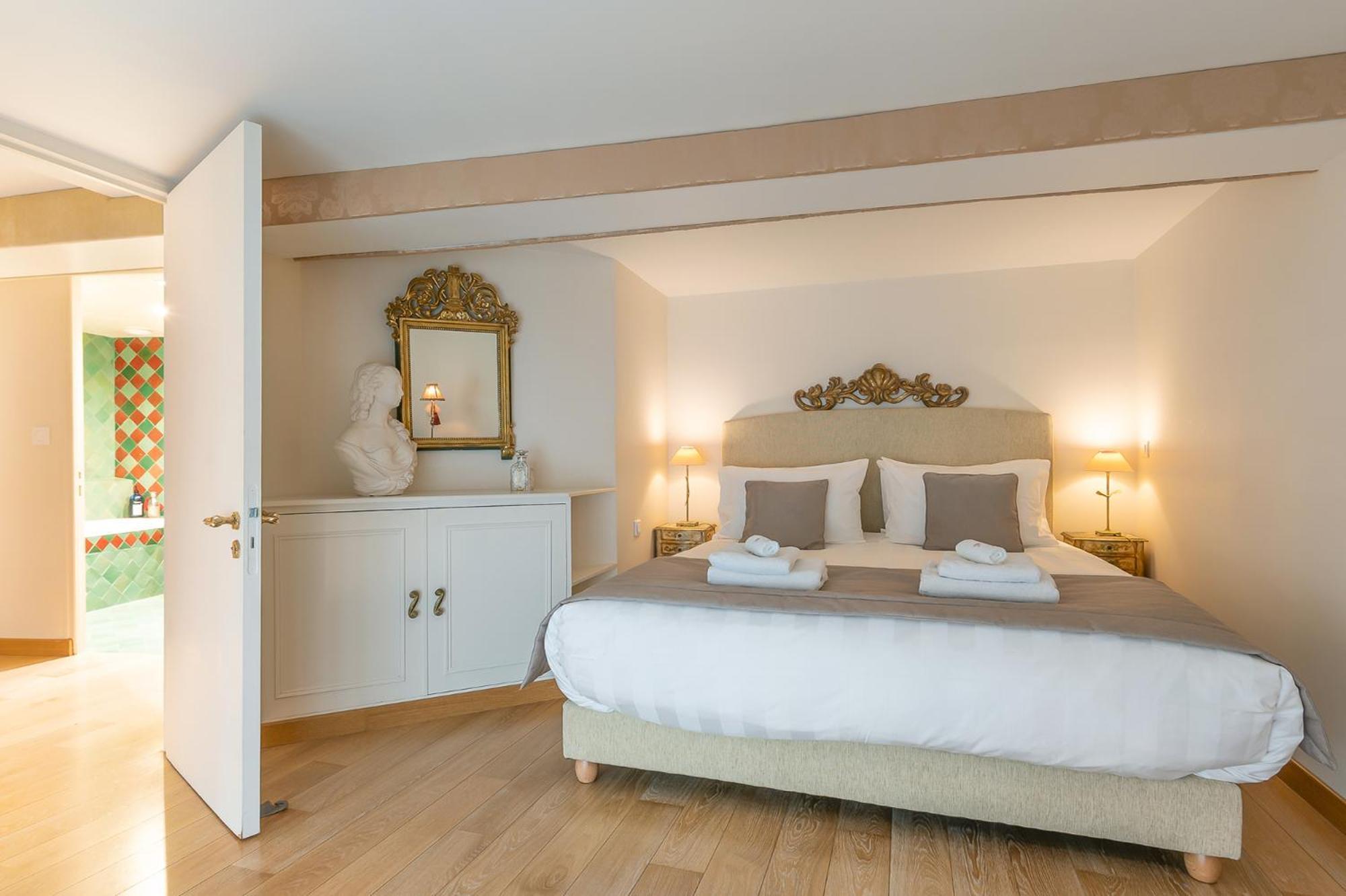 Louvre Apartment *
