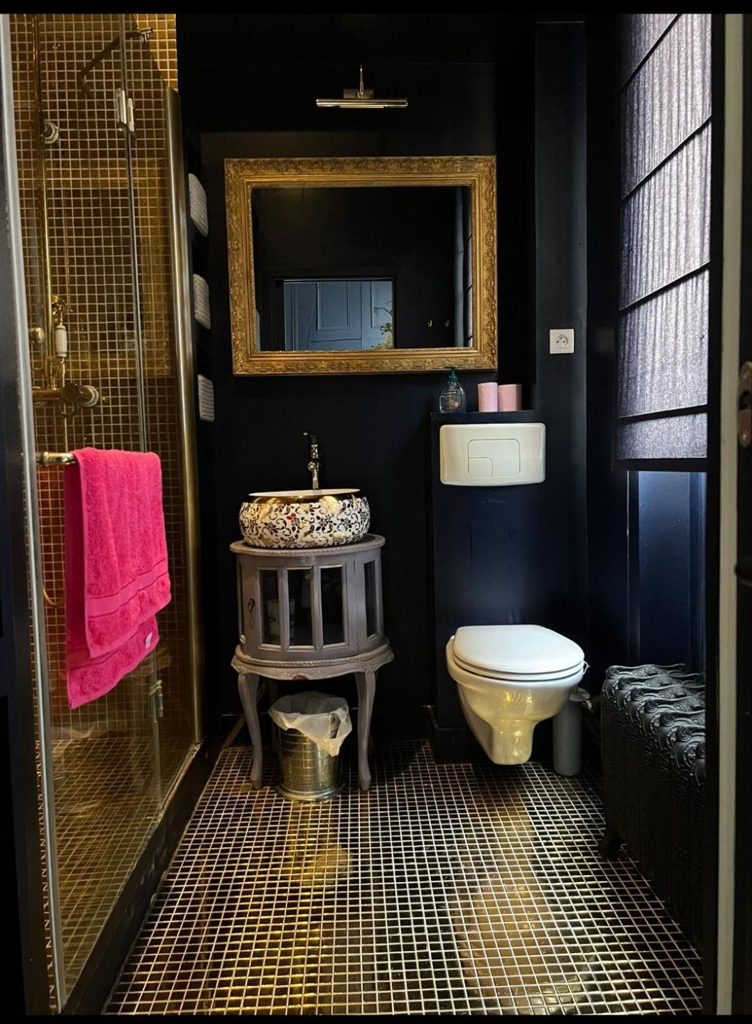 S - Louvre Museum - Shared Bathroom With Host *
