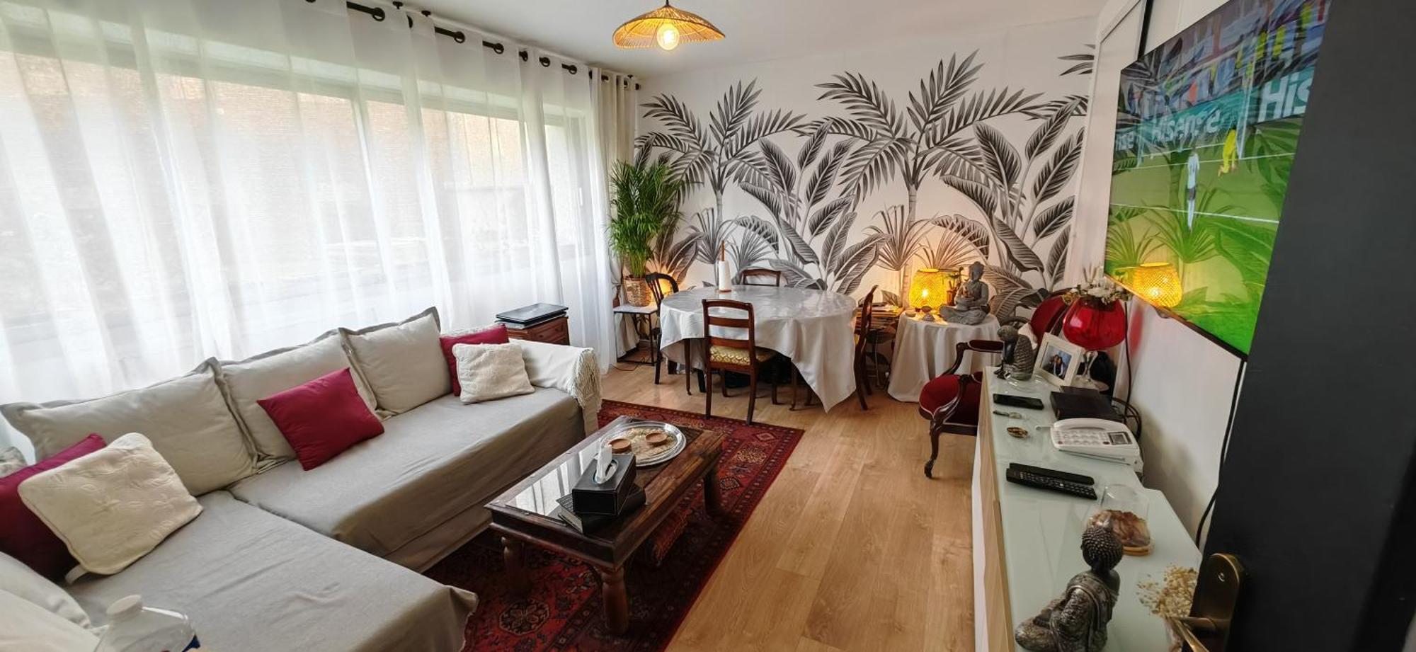 Appartement T2 Meuble 1 Er Etage Dans Un Quartier Calme A 17