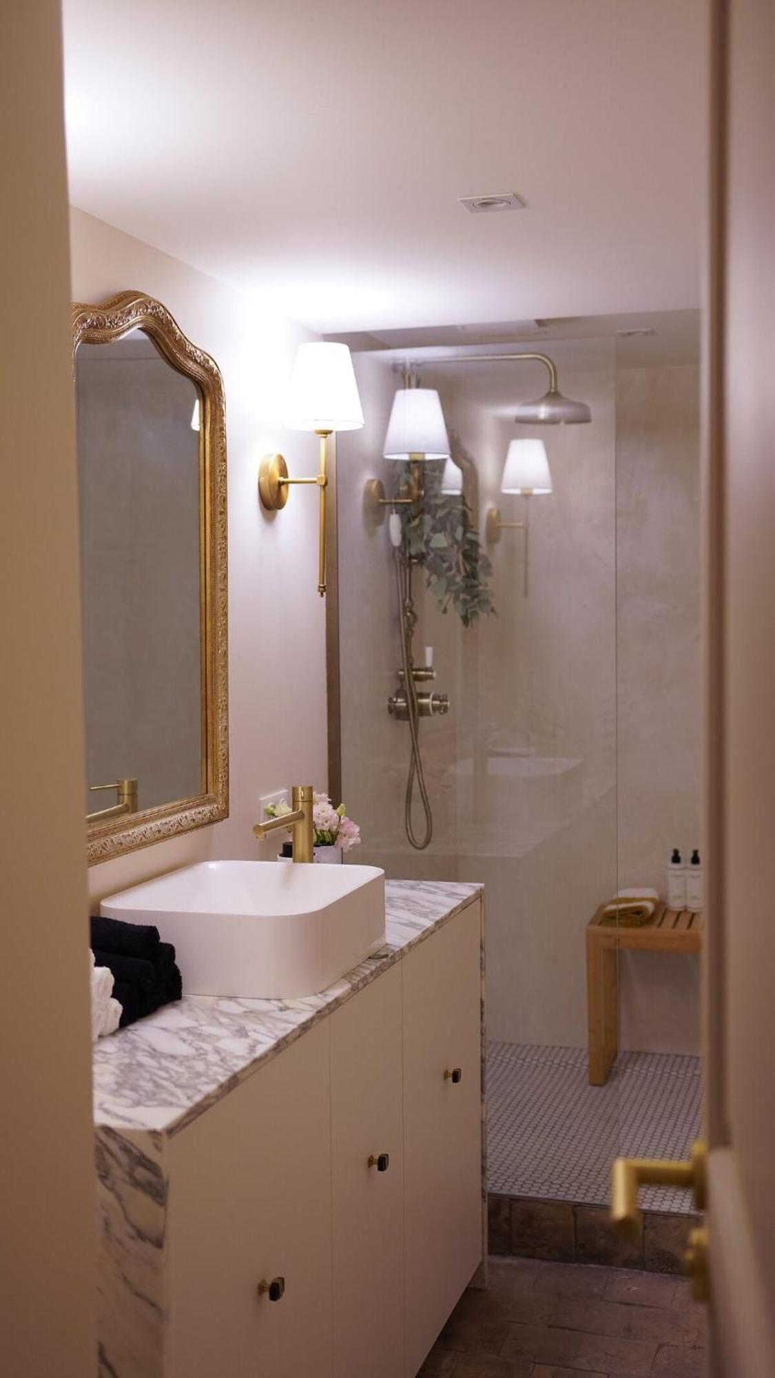 Vendome Parisian Elegance With A Patio Apartment *