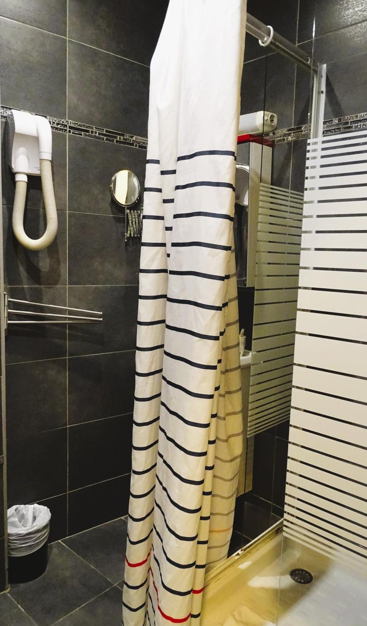 Hotel Hipotel Voltaire Bastille Paris