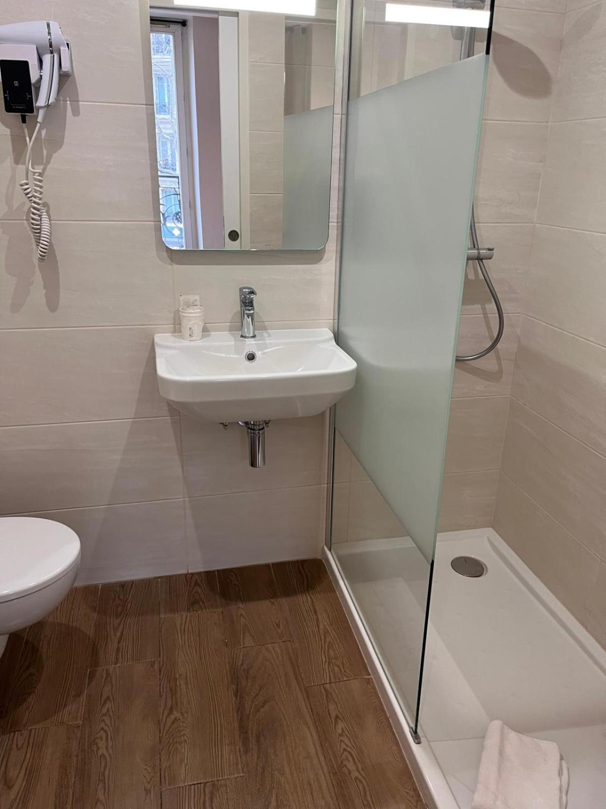 Hotel Hipotel Voltaire Bastille 3*