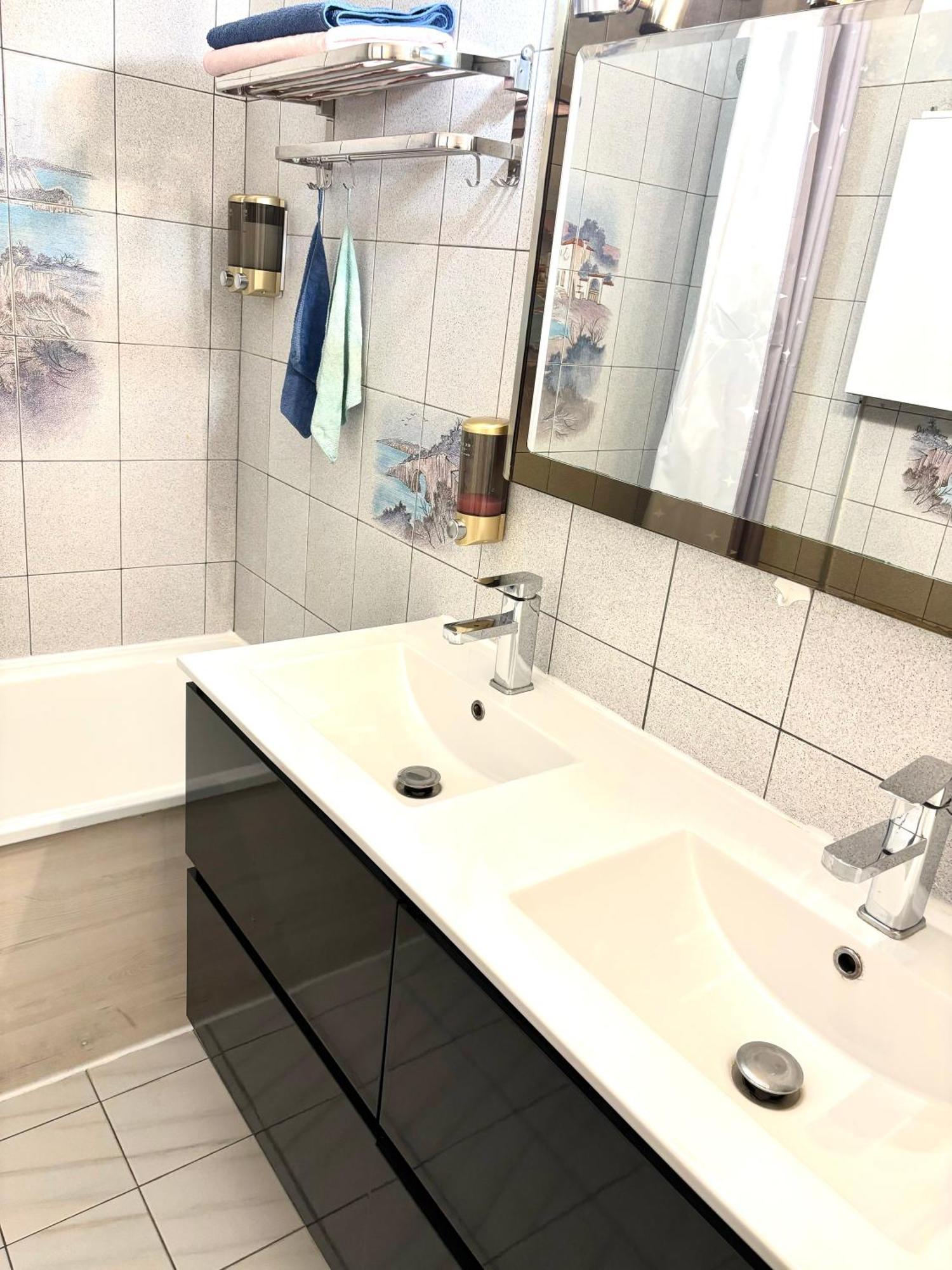 Arena Porte La Chapelle Homestay Paris