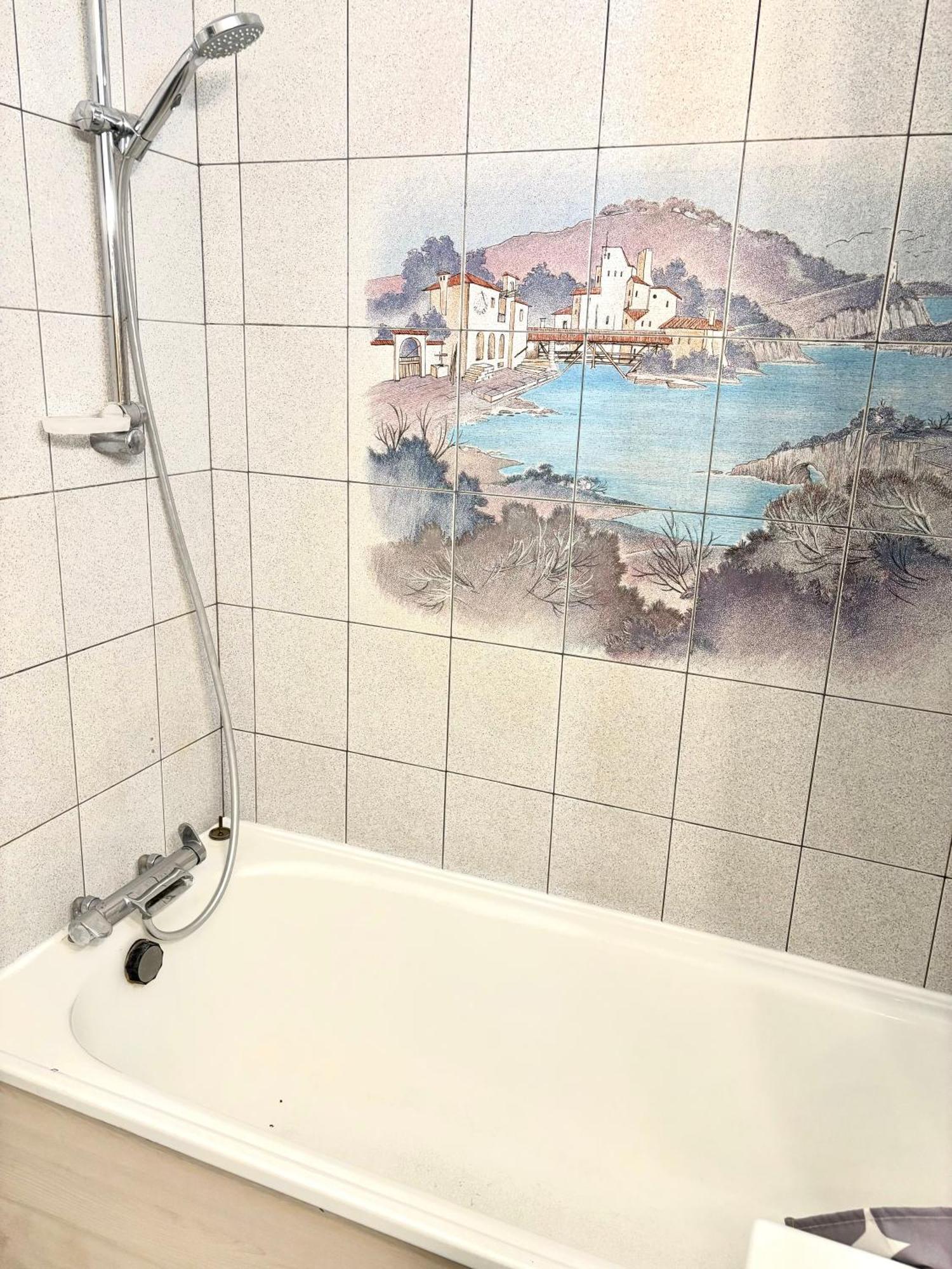 Arena Porte La Chapelle Homestay *