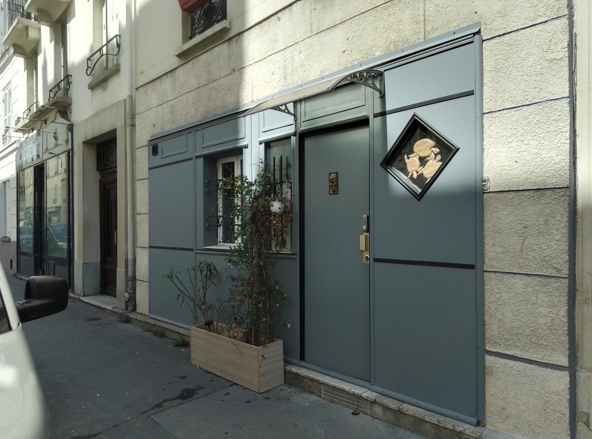Red Guesthouse: Parisian Patio Retreat In The 17th Paris