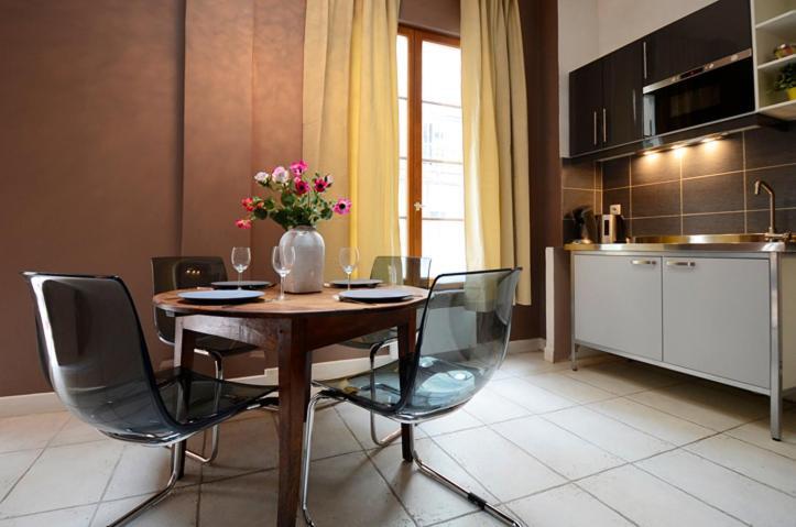 Short Group Temple Serviced * Paris