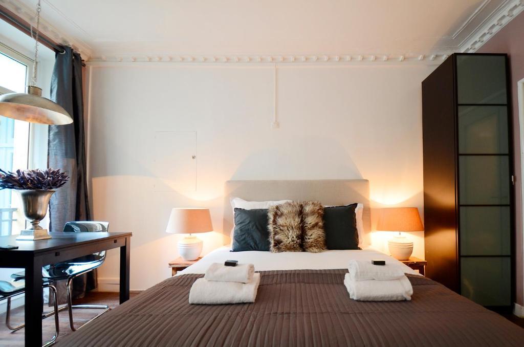 Short Group Temple Serviced * Paris