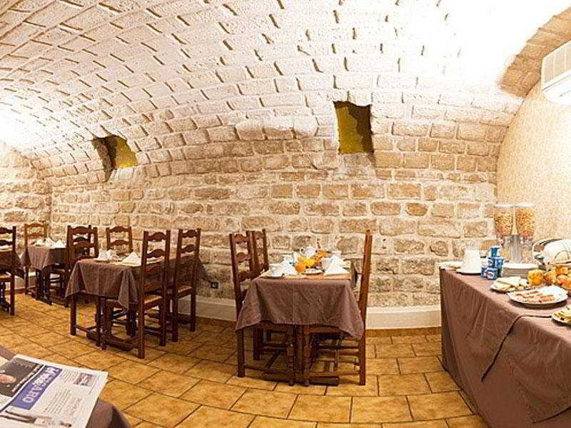 Logis Jardin De Villiers Hotel