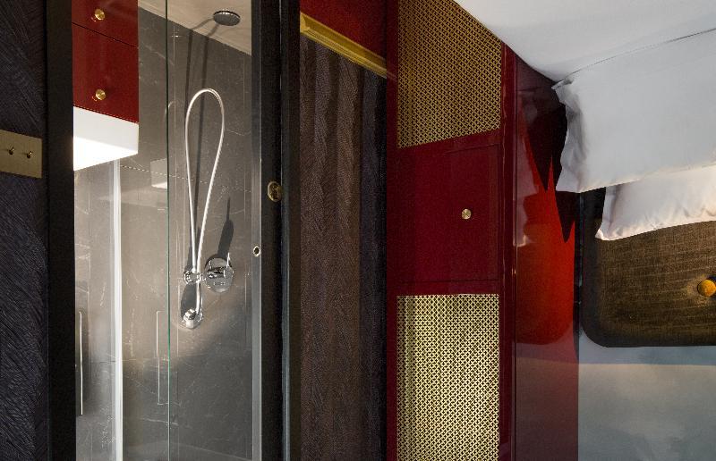 Snob Hotel