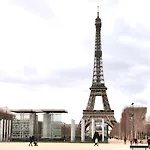 LOVE CIRCUS beautiful apartment near Eiffel Tower