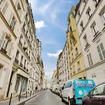 Chic Studio With Terrace Downtown Paris