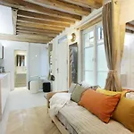 Superb apartment Place des Vosges Le Marais (Charles V)