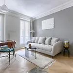 Unique Luxury Parisian Flat 2Br/6P -Champs Elysees