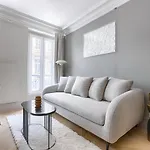 Unique Luxury Parisian Flat 2Br/6P -Champs Elysees
