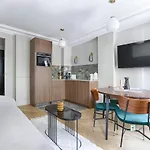 Unique Luxury Parisian Flat 2Br/6P -Champs Elysees