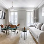Unique Luxury Parisian flat 2BR/6P -Champs Elysées