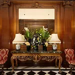 Hotel Raphael