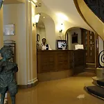Royal Hotel Paris Champs Elysees