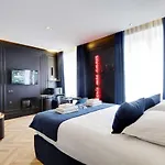 Couples Getaway Unit With Jacuzzi - City Center