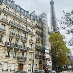 Au Pied De La Tour Eiffel