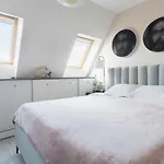 Bright And Homely 1 Bedroom Rooftop Apartment In The Marais In Paris