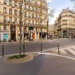 Bright And Homely 1 Bedroom Rooftop Apartment In The Marais In Paris
