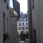 Cute And Quiet Appartment In Montmartre