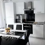 Modern 1 Bed Flat - Near Arc De Triomphe & Champs Elysees