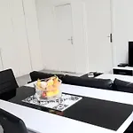 Modern 1 Bed Flat - Near Arc De Triomphe & Champs Elysees