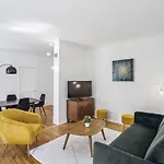 Trocadero & Eiffel Tower - Cityapartmentstay