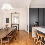 Haussmannien 156M2 Avec Balcon Filant
