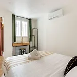Sophiestay - Contemporary Apt- King Size Bed