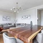 Avenue Montaigne Luxury Apartment 2Br 4P
