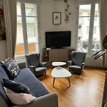 Appartement Haussmannien Lumineux, 2 Chambres.