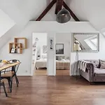 Quarter 2Br Charm