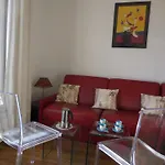 A Paris, Au Bord De L\'Eau