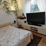T2 Meuble 1 Er Etage Dans Un Quartier Calme A Paris 17